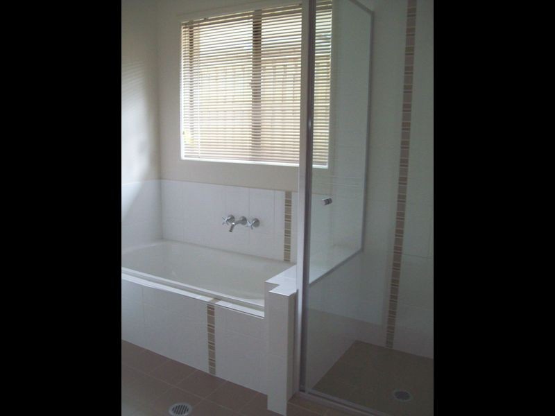 33 Shoalhaven Avenue, Pacific Pines QLD 4211