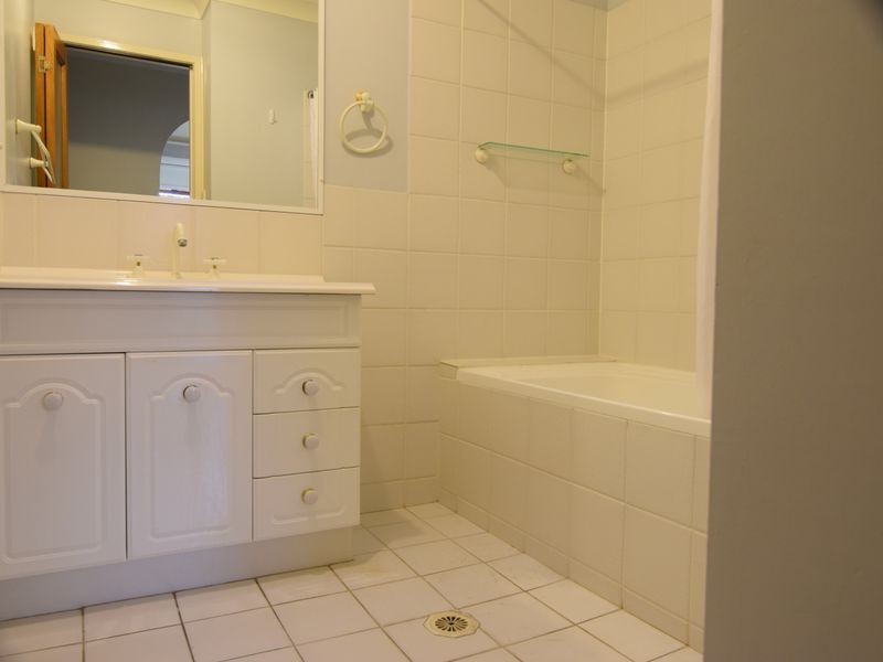 4/129 Sunshine Boulevard, Mermaid Waters QLD 4218