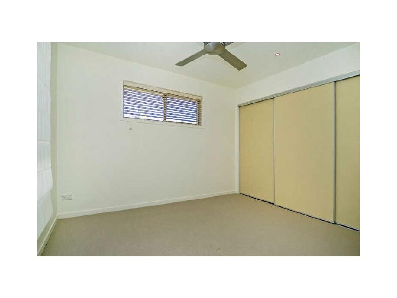 1/23 Ray St, Runaway Bay QLD 4216