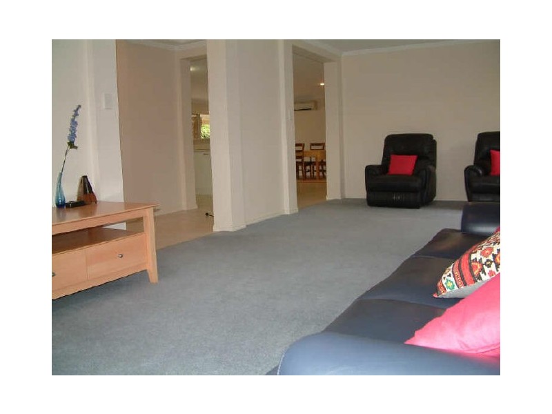 6 Maui Cr, Pacific Pines QLD 4211