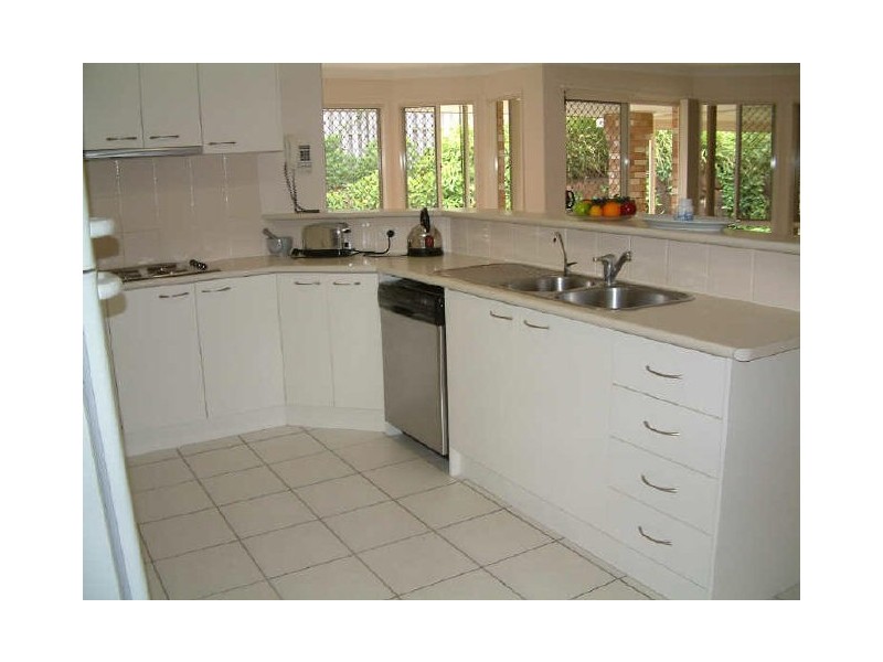 6 Maui Cr, Pacific Pines QLD 4211