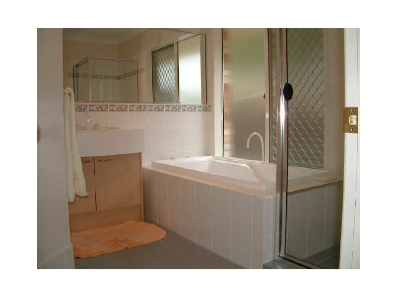 6 Maui Cr, Pacific Pines QLD 4211