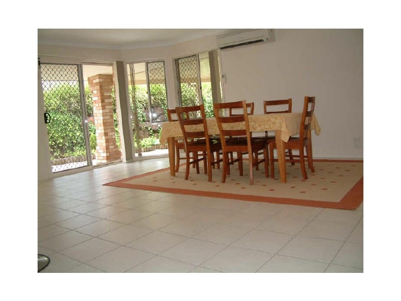 6 Maui Cr, Pacific Pines QLD 4211