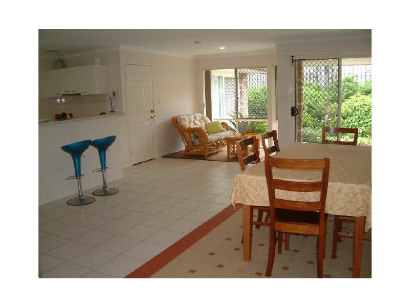 6 Maui Cr, Pacific Pines QLD 4211