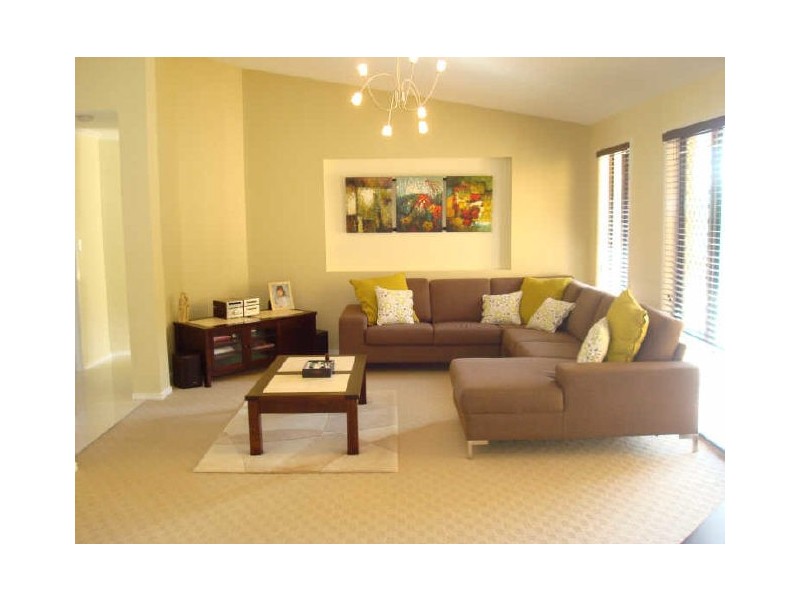 18 Osmond Ct, Pacific Pines QLD 4211