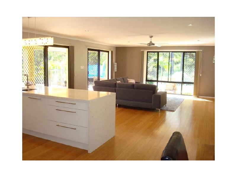 18 Osmond Ct, Pacific Pines QLD 4211