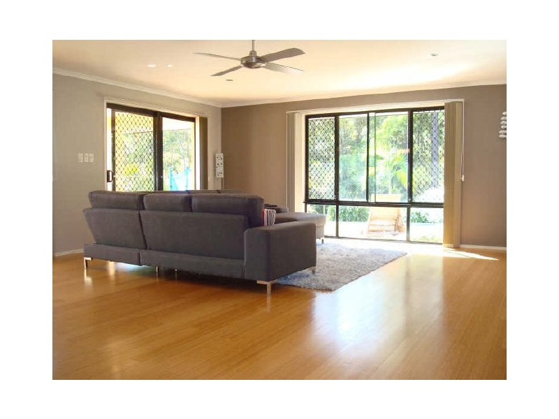 18 Osmond Ct, Pacific Pines QLD 4211