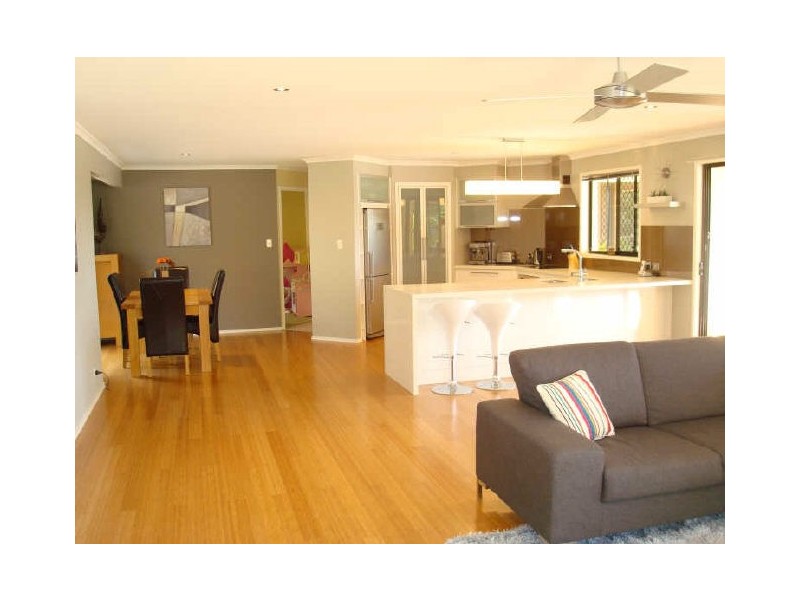 18 Osmond Ct, Pacific Pines QLD 4211