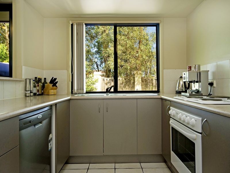 2/590 Pine Ridge Road, Coombabah QLD 4216