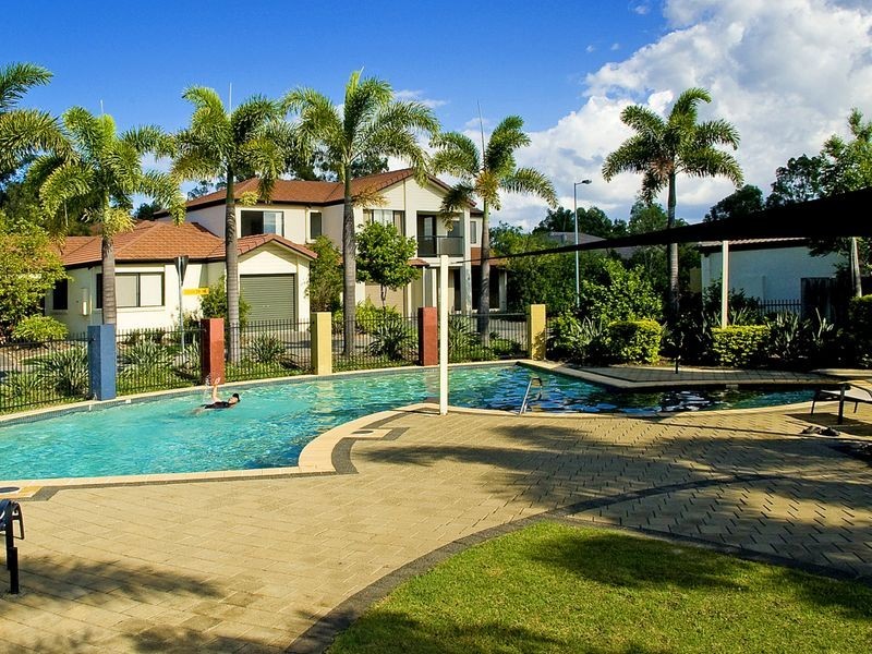 2/590 Pine Ridge Road, Coombabah QLD 4216