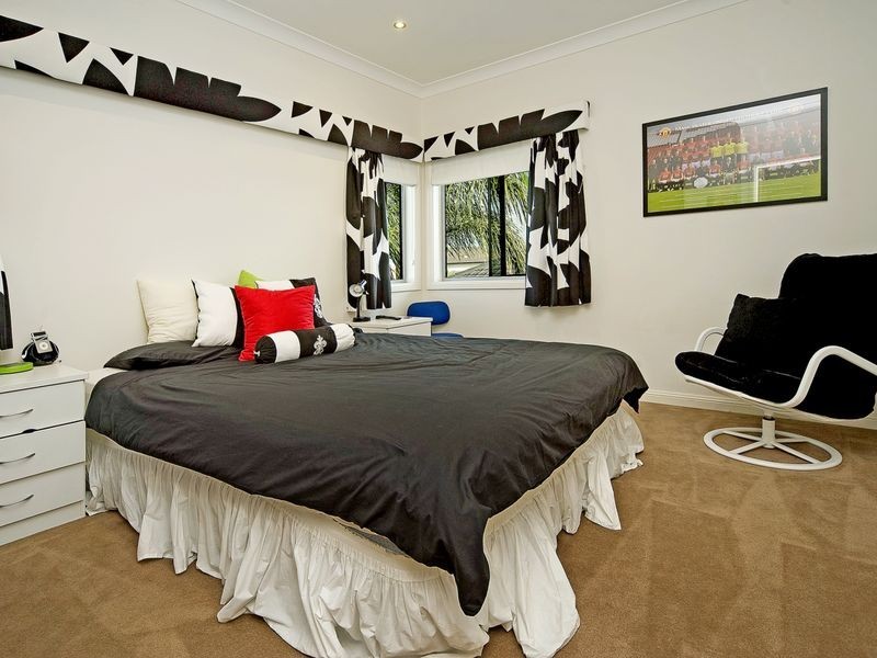 1 Parkview Place (Oyster Cove), Hope Island QLD 4212