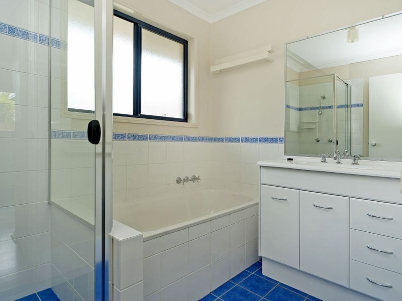 7 Irvine Street, Pacific Pines QLD 4211