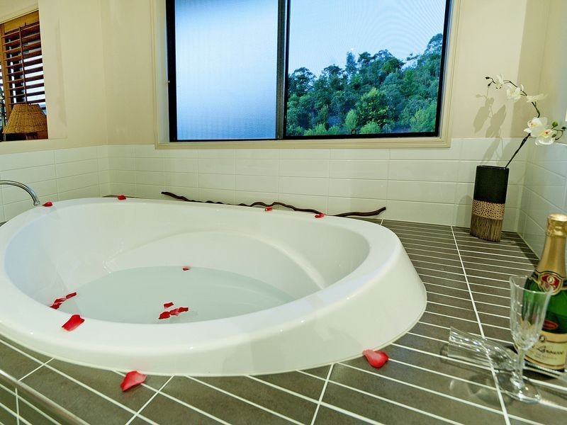 11 Meadow Ct, Maudsland QLD 4210