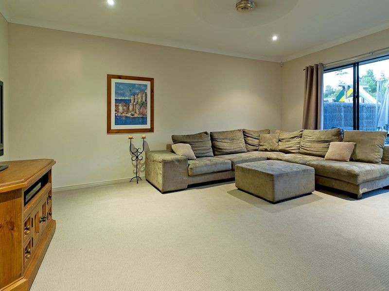 11 Meadow Ct, Maudsland QLD 4210