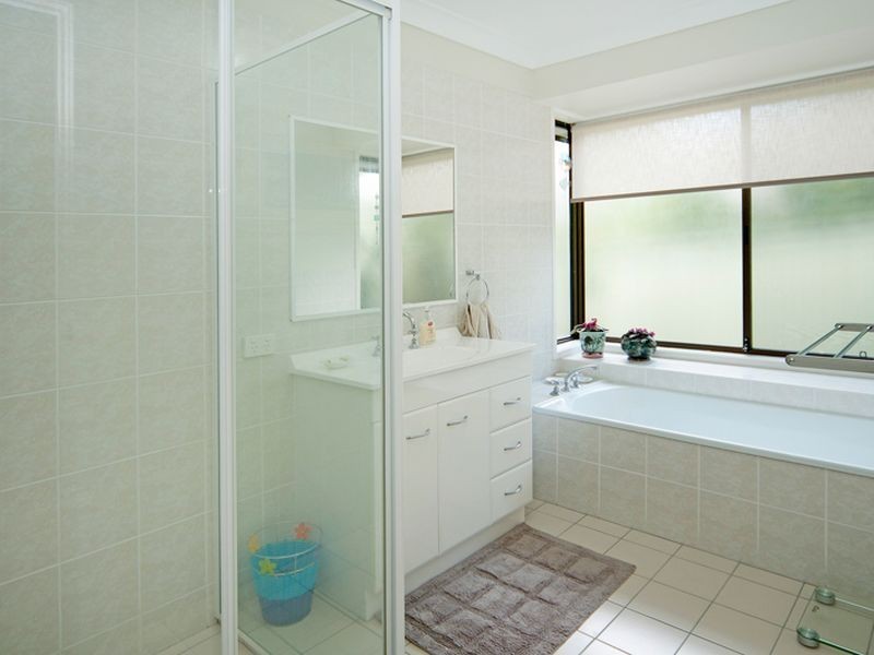 9 Dubbo Court, Helensvale QLD 4212