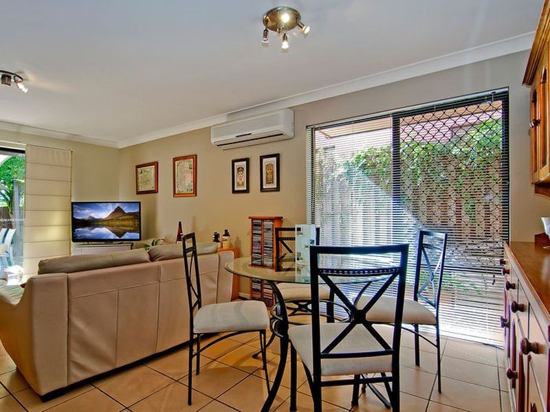 2/153-161 Greenacre Drive, Arundel QLD 4214