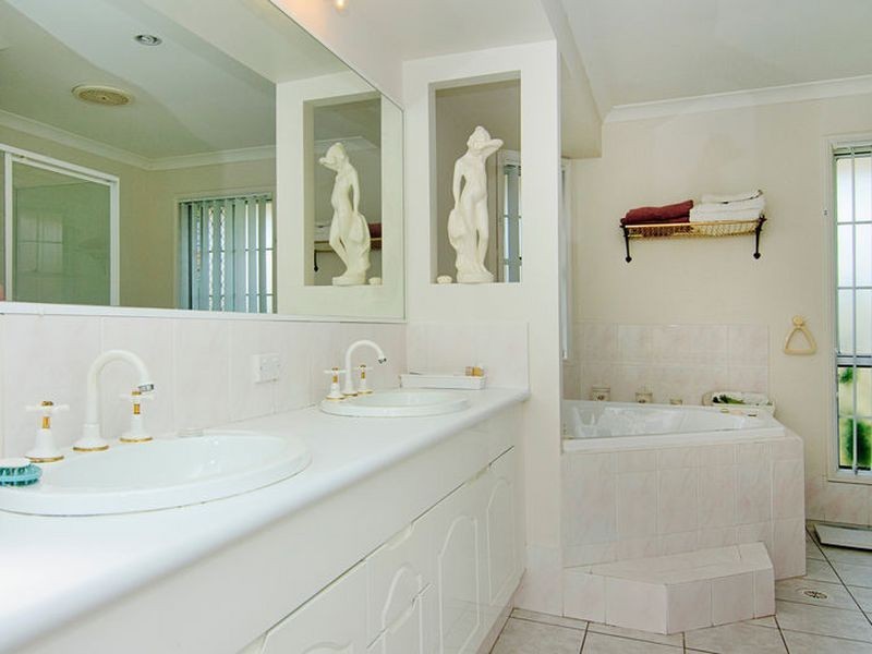 8 Westlake Court, Helensvale QLD 4212