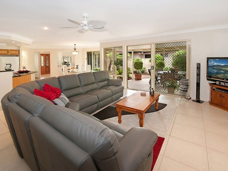 10 Kanangra Crescent, Pacific Pines QLD 4211