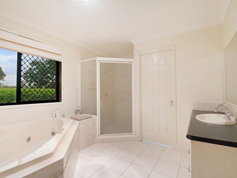 15 Temoe Rise, Pacific Pines QLD 4211