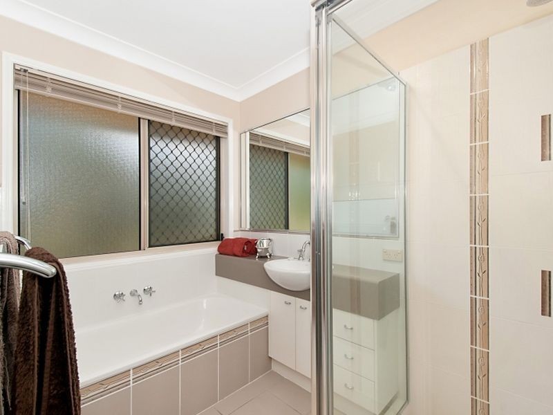 2/11 Woodlands Way, Parkwood QLD 4214