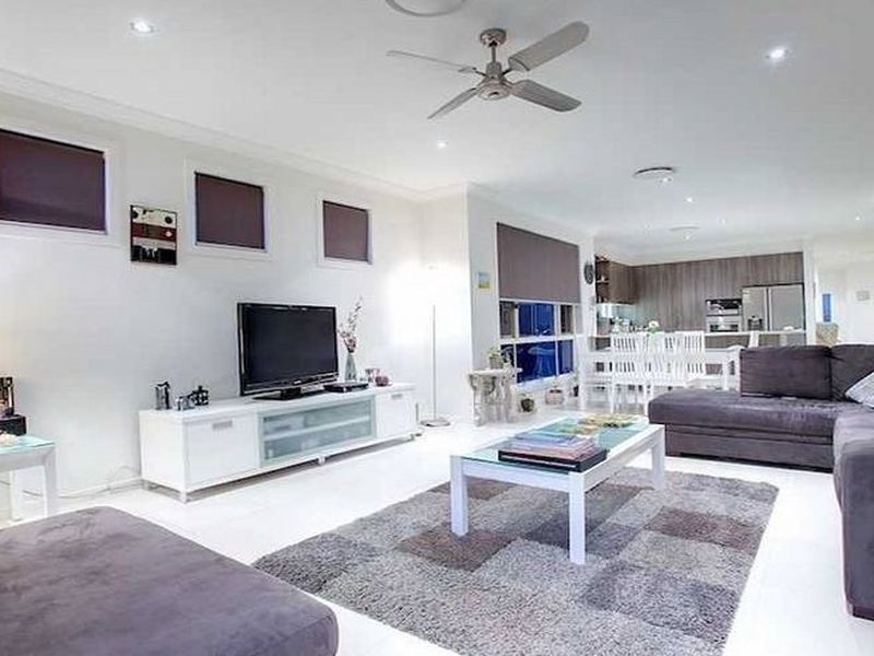 10 Chip In Place, Helensvale QLD 4212