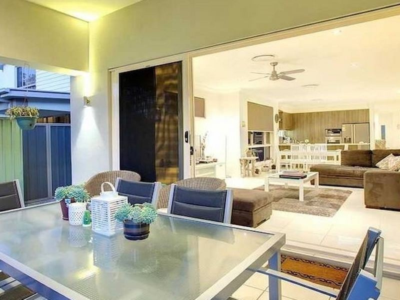 10 Chip In Place, Helensvale QLD 4212