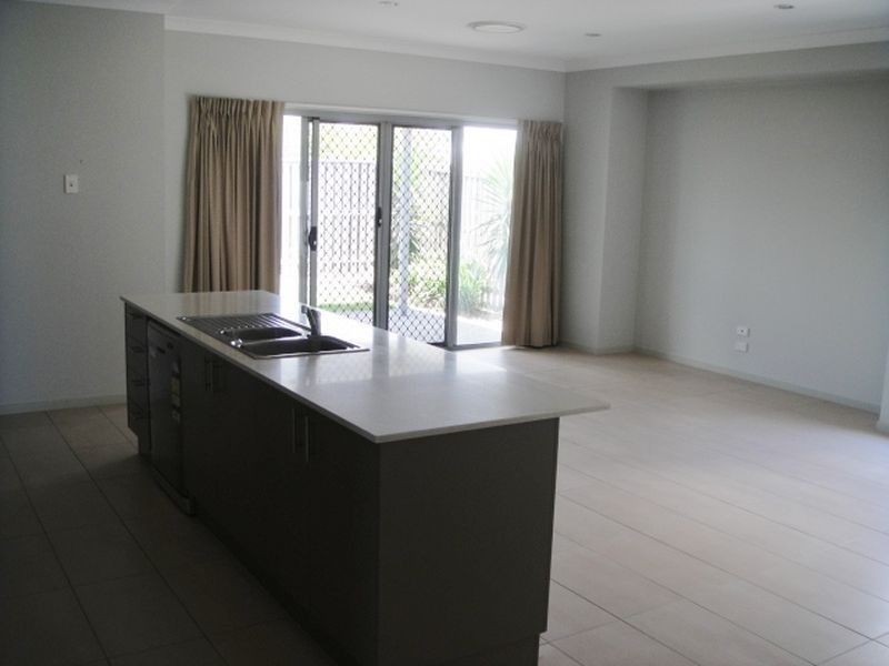 14 Azure Way, Hope Island QLD 4212