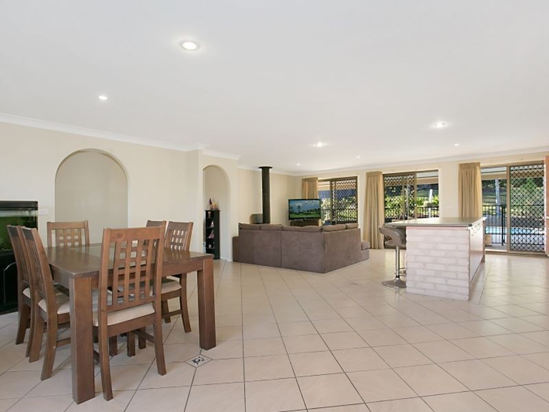 4 Entrance Rd, Gaven QLD 4211