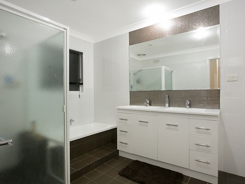 28 Edgeworth Dr, Helensvale QLD 4212