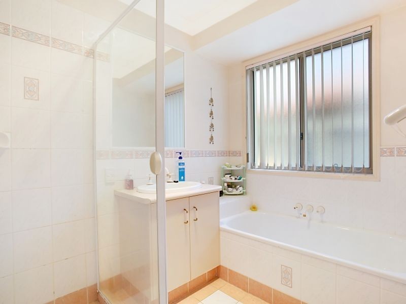 72 Cootharaba Drive, Helensvale QLD 4212