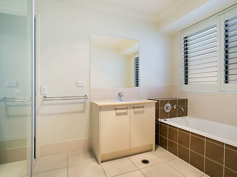 11 Haughton Street, Pacific Pines QLD 4211