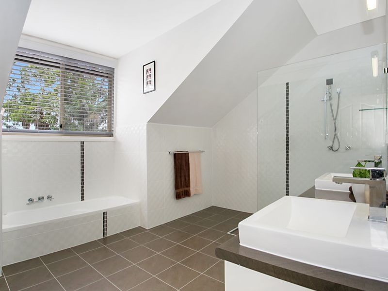 34 Riverdowns Crescent, Helensvale QLD 4212