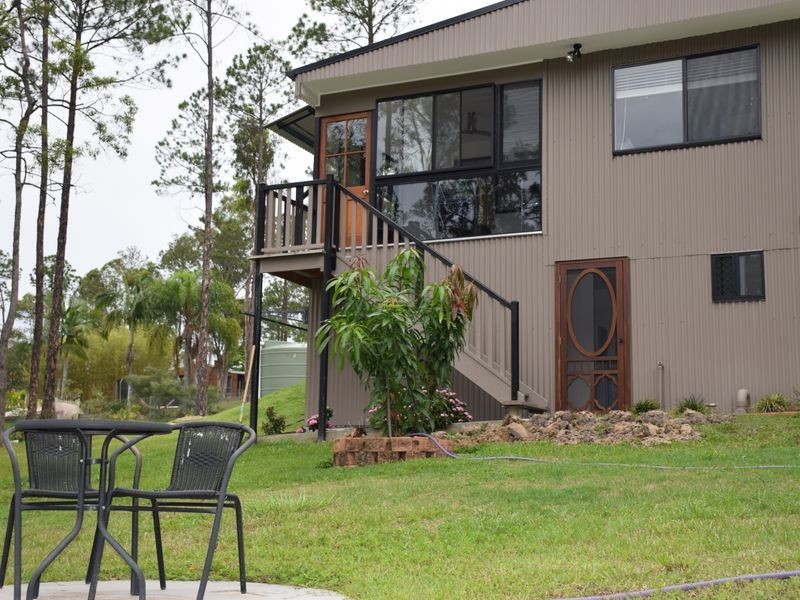 8 Knoll Ct, Pacific Pines QLD 4211