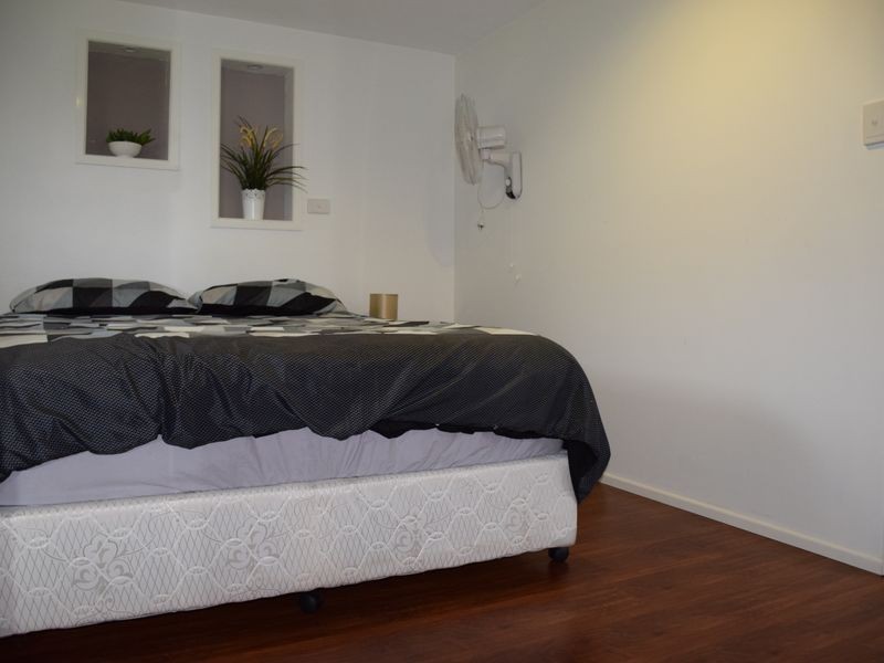 8 Knoll Ct, Pacific Pines QLD 4211