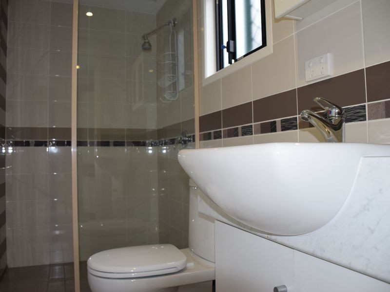 8 Knoll Ct, Pacific Pines QLD 4211