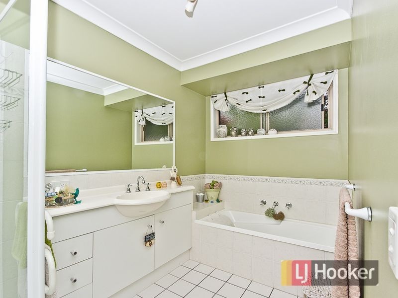 8 Takahe Street, Pacific Pines QLD 4211
