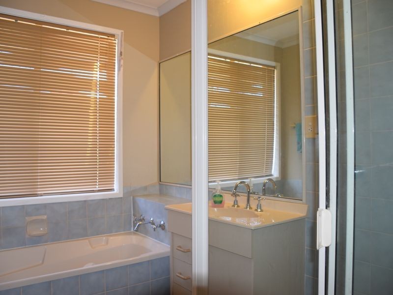 242 Mildura Drive, Helensvale QLD 4212