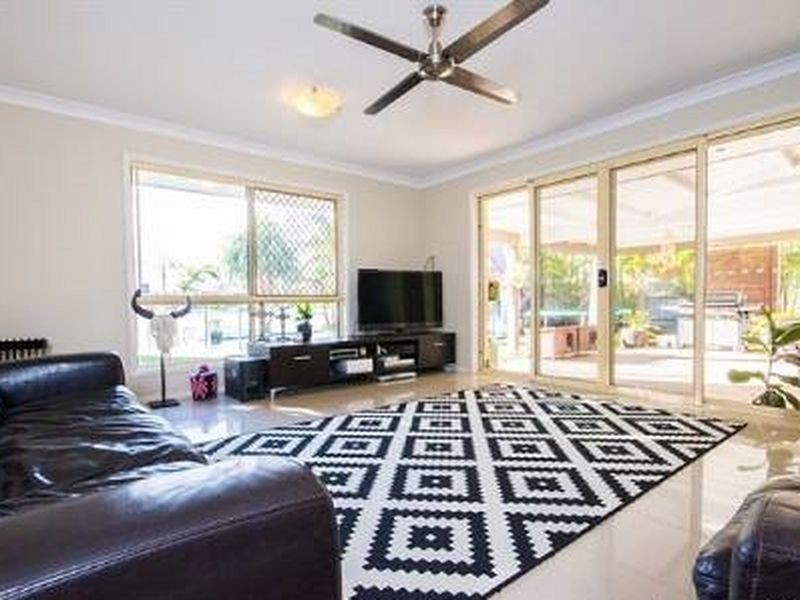 11 Oyster Cove Promenade, Helensvale QLD 4212