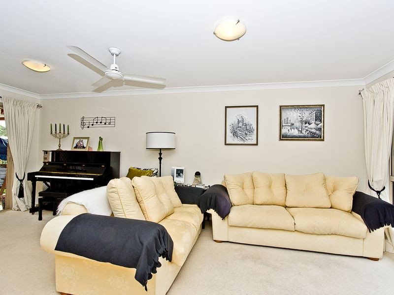 8 Takahe Street, Pacific Pines QLD 4211