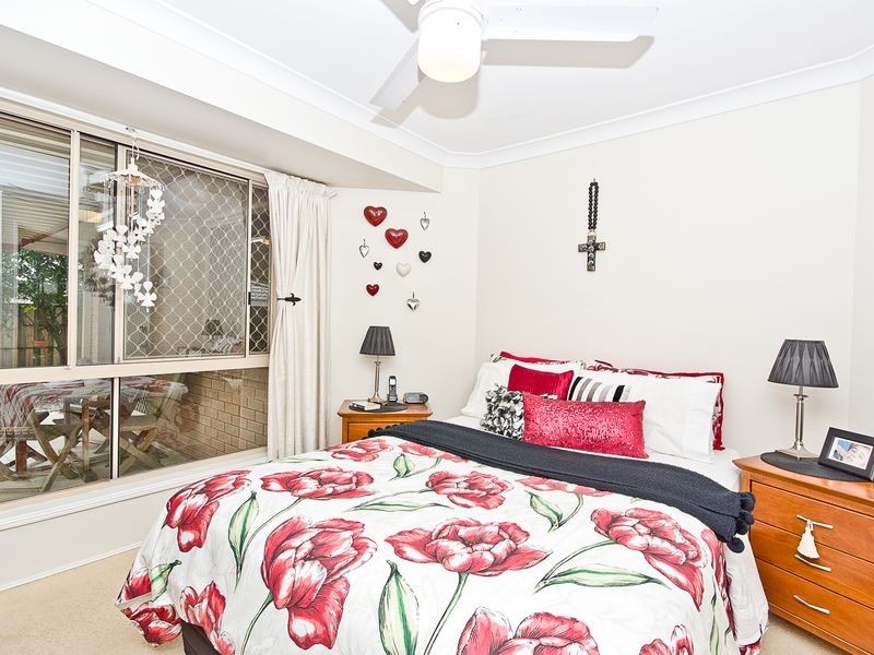 8 Takahe Street, Pacific Pines QLD 4211