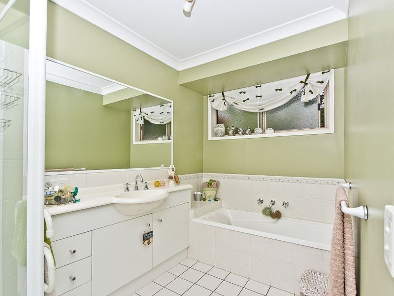 8 Takahe Street, Pacific Pines QLD 4211