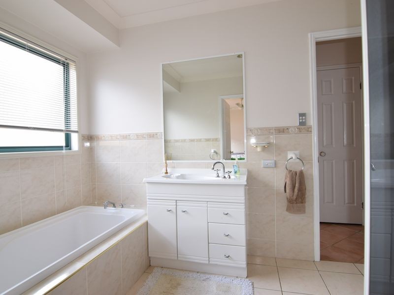 15 Oyster Cove Promenade, Helensvale QLD 4212