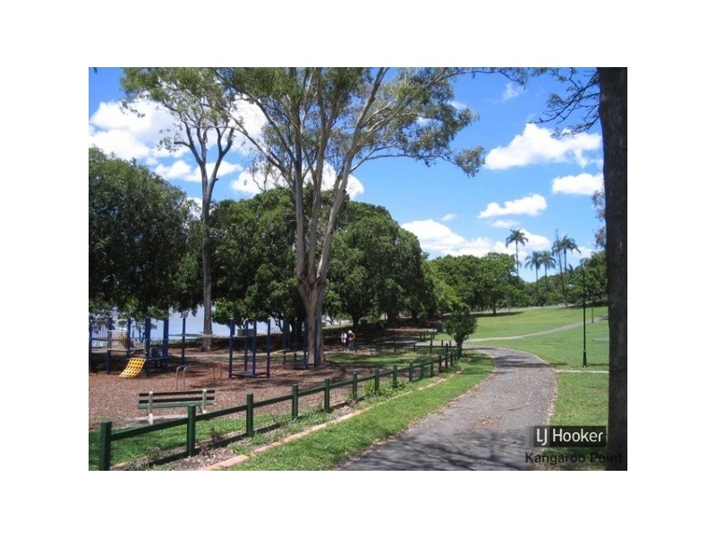 19/10 Goodwin Street, Kangaroo Point QLD 4169