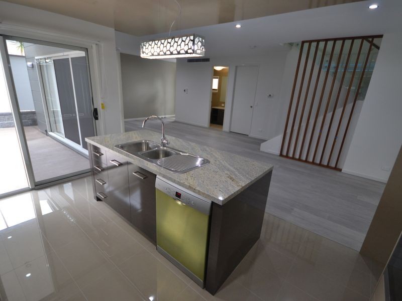 16 Llewellyn Street, Kangaroo Point QLD 4169