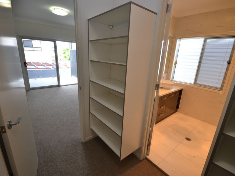 16 Llewellyn Street, Kangaroo Point QLD 4169