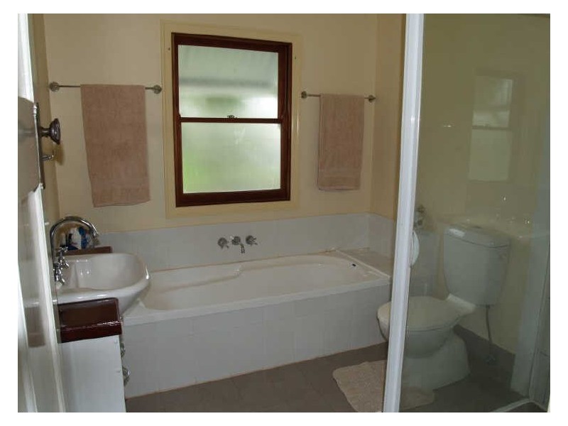 9 Morehead Avenue, Norman Park QLD 4170