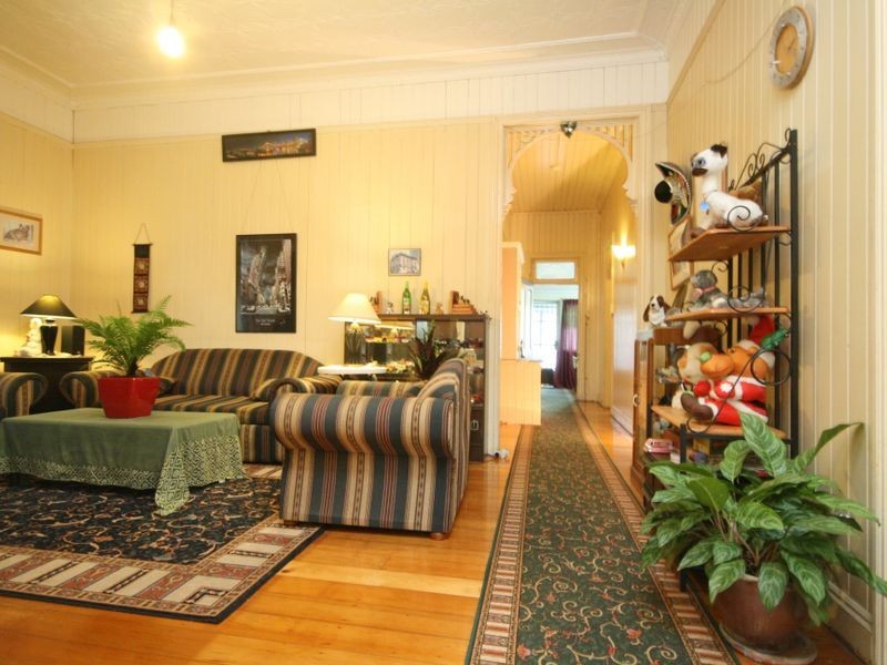 16 Hanworth Street, East Brisbane QLD 4169