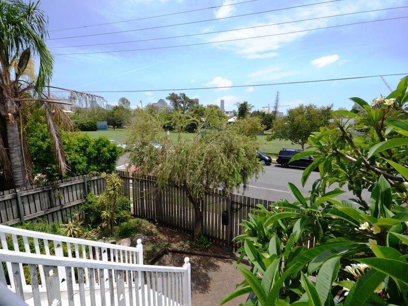 49 Baines St, Kangaroo Point QLD 4169