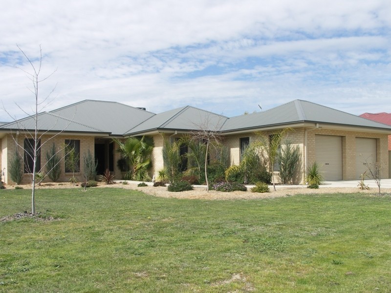 15 Shawbrook Avenue, Benalla VIC 3672