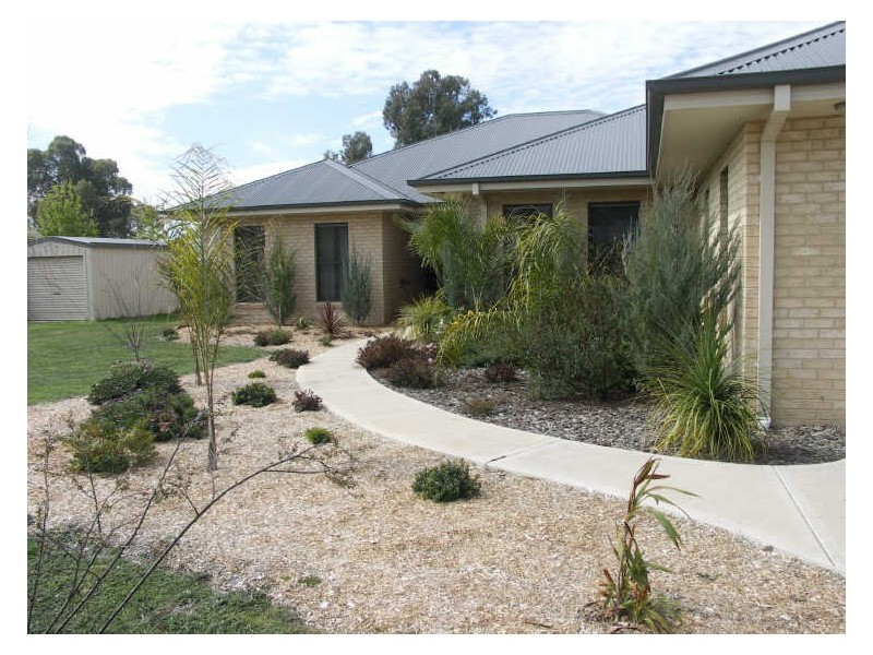 15 Shawbrook Avenue, Benalla VIC 3672